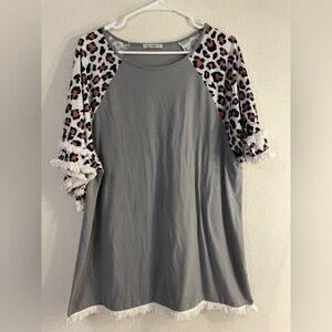 Cellabie women’s Gray 3/4 Sleeve Ruffled animal print sleeve top size 2XL